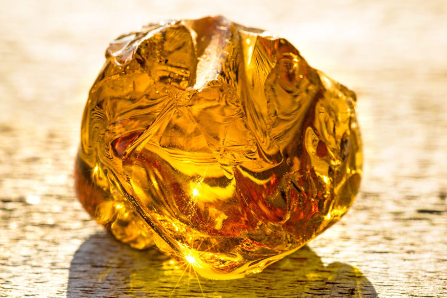 Un magnifique cristal jaune, pris en gros plan sur une surface en bois