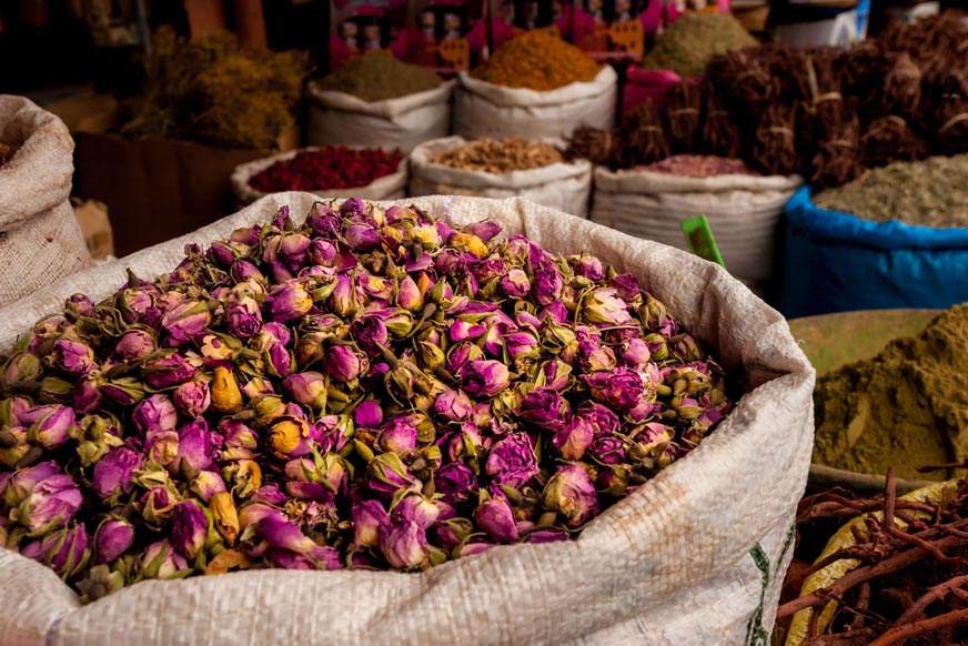 un sac rempli de fleurs et d'épices séchées, offrant une explosion de couleurs et de parfums